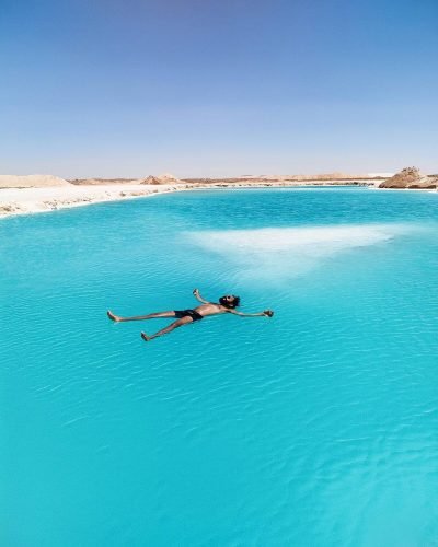 Мъж, който плава по гръб в оазис Сива в Египет