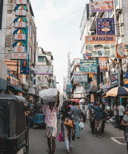 Оживена улица в Коломбо, Шри Ланка