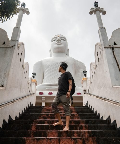 Мъж на стъпалата пред будистки храм в Канди, Шри Ланка