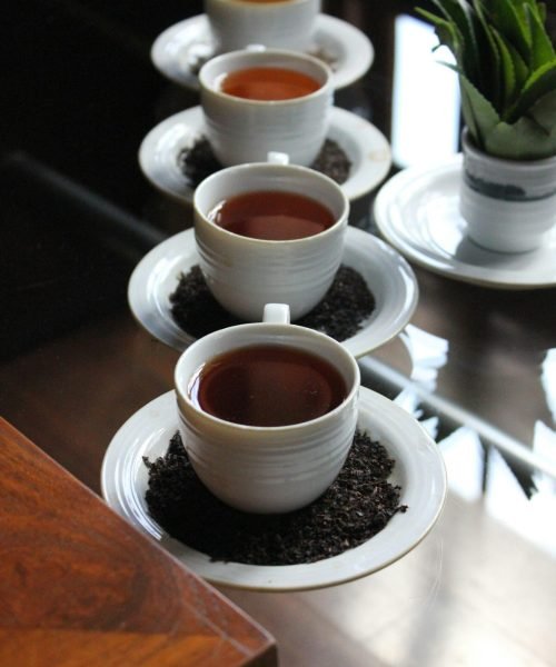 Различни видове черен и зелен чай в чаени чаши в Шри Ланка