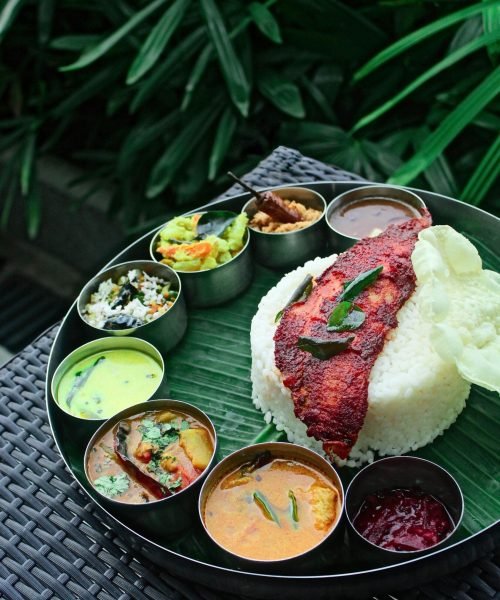 Поднос с различни храни като къри, ориз и други от кухнята на Шри Ланка