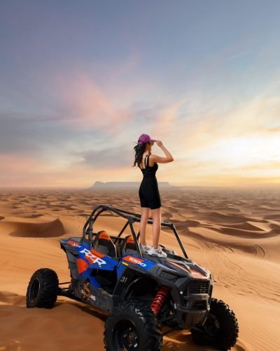 Жена, караща ATV/ АТВ в пустинята