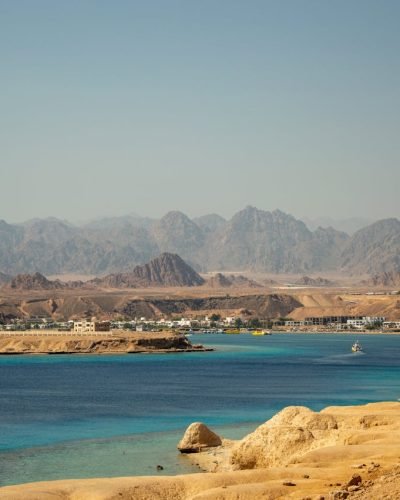 Шарм ел Шейх, Египет, гледка към морето с планини в далечината